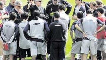 <b>TODOS A UNA. </b>Dani Sánchez Llibre y Sebastián Javier charlaron con la plantilla y le transmitieron todo su optimismo.