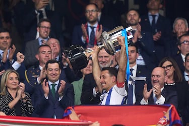 El conjunto txuri‑urdin celebra sobre el césped el título de la Copa del Rey, logrado tras una final que se resolvió en la tanda de penaltis.