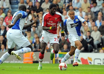 El delantero togolés tuvo que reemplazar a Thierry Henry en la delantera del Arsenal. Aunque no logró hacer olvidar al genial ariete francés su gran cantidad de goles le permitió al Arsenal competir por todos los tíiulos. Fue futbolista africano aquel año.