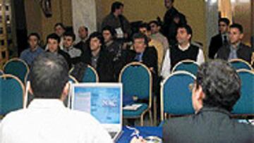 <B>INFORMÁTICA PARA ENTRENADORES</B>. Fernando Vázquez, en la imagen al fondo, asistió ayer a la presentación de un programa informático para entrenadores.