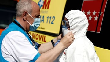 GRAF5878. MADRID, 25/04/2020.- Trabajadores sanitarios participan en la desinfecci&oacute;n de los dos autobuses de la flota de la Autoescuela Lara, cedidos para el traslado de pacientes afectados por el COVID-19 entre los diferentes hospitales de la Comu