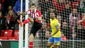 Iñigo Martínez despeja el balón ante Jonathan Viera.