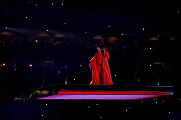 La artista nacida en Barbados protagonizó sola el Halftime Show del Super Bowl LVII del Estadio de la Universidad de Phoenix.