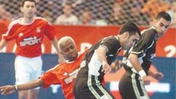 <b>IMPARABLES. </b>Micky intentan frenar a los gemelos Linares.