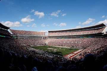 Tuscaloosa es el lugar donde se levanta este enorme estadio. Situado en la capital del condado de Tuscaloosa, en el estado sureño de Alabama y con una capacidad de 101.821 espectadores. Es el estadio del equipo de fútbol americano de la Universidad de Alabama.