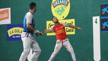 Dos pelotaris disputando un partido de Pelota Vasca