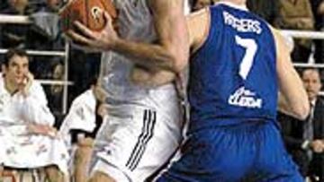 <b>VETERANOS EN ACCIÓN.</B> Alfonso Reyes y Johnny Rogers, frente a frente en Lleida.