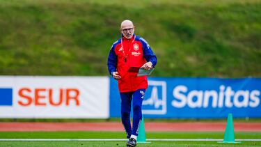 LAS ROZAS (MADRID), 08/10/2024.- El seleccionador español, Luis de la Fuente, dirige un entrenamiento en la Ciudad del Fútbol de Las Rozas (Madrid), durante la concentración para preparar sus dos próximos partidos de la Liga de Naciones, el sábado frente a Dinamarca en Murcia y el martes 15 ante Serbia en Córdoba. EFE/ Pablo García/RFEF SOLO USO EDITORIAL/SOLO DISPONIBLE PARA ILUSTRAR LA NOTICIA QUE ACOMPAÑA (CRÉDITO OBLIGATORIO)