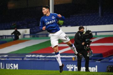 James Rodríguez abrió el marcador en el empate 1-1 entre Everton y Leicester con un remate de media distancia con su pierna derecha.