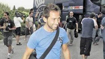 <b>SONRISAS. </b>Raúl Tamudo, a su llegada al hotel de concentración en Peralada, ayer.
