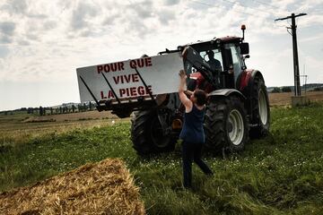 Protests and tear gas in the 16th stage of the Tour de France