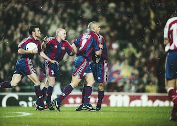 El Barcelona-Atl¨¦tico de Copa de Rey de la temporada 1996-97 es, sin cuesti¨®n, la remontada m¨¢s vibrante de dicha competici¨®n. El 2-2 del partido de ida en el Vicente Calder¨®n dejaba al los de Robson con algo de ventaja para el encuentro de vuelta en el Camp Nou. Sin embargo, los de Antic, que ostentaban el honor de ser los vigentes campeones tanto de Liga como de Copa, se pusieron por delante 0-3 con un recital de Pantic. Tres goles en 31 minutos. Robson no esper¨® ni al descanso para hacer cambios ante la hecatombe sufrida, y las entradas de Pizzi y Stoichkov dieron otro aire al conjunto blaugrana. Ronaldo, tras la reanudaci¨®n, volvi¨® a poner en la eliminatoria a los suyos con dos goles en tres minutos entre 47' y 50', pero Pantic, en el 51', complet¨® su gran noche con el cuarto gol de su cuenta. Nada hac¨ªa presagiar lo que suceder¨ªa despu¨¦s. El Bar?a se volc¨® con todo en busca de un imposible y lo logr¨®. Figo y Ronaldo pusieron el 4-4 en el marcador, que aunque segu¨ªa vali¨¦ndole al Atl¨¦tico, daba una esperanza al Bar?a. A nueve minutos del final, Pizzi recogi¨® un rechace para poner el definitivo 5-4 y clasificar a los de Robson a las semifinales de un t¨ªtulo que terminar¨ªan levantando a final de temporada, ante el Betis.