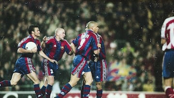 Los jugadores del Barça, después de marcar uno de los goles de la remontada.