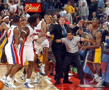 A 46 segundos del final del partido entre los Detroit Pistons y los Indiana Pacers, en 2004, Ron Artest y Ben Wallace se enzarzaron en una pelea. Cuando parecía que llegaba la calma, un aficionado lanzó un vaso contra Artest (luego Metta World Peace), que estaba tumbado sobre la mesa de anotadores, y se desencadenó una trifulca masiva entre los jugadores y el público. Nueve jugadores fueron sancionados con un total de 146 partidos y las multas ascendieron a 11 millones de dólares.