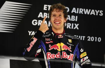 Sebastian Vettel suma en su palmarés cuatro títulos mundiales. Los cuatro consecutivos (2010, 2011, 2012 y 2013) y todos ellos con Red Bull, pero fue el primero el que le hizo liderar la tabla de piloto más joven en lograr un campeonato mundial de F1. Lo consiguió con 23 años, 4 meses y 11 días. En ese 2010, Vettel pilotaba un Red Bull de motor Renault y tenía de compañero a Mark Webber (tercero de la general ese año). En total, en esa temporada, se embolsó cinco victorias y cinco podios, además de diez poles. Fue campeón sumando 256 puntos por los 252 de Fernando Alonso que terminó segundo el campeonato pilotando ya para Ferrari.