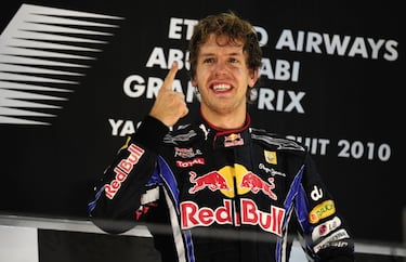 Sebastian Vettel suma en su palmarés cuatro títulos mundiales. Los cuatro consecutivos (2010, 2011, 2012 y 2013) y todos ellos con Red Bull, pero fue el primero el que le hizo liderar la tabla de piloto más joven en lograr un campeonato mundial de F1. Lo consiguió con 23 años, 4 meses y 11 días. En ese 2010, Vettel pilotaba un Red Bull de motor Renault y tenía de compañero a Mark Webber (tercero de la general ese año). En total, en esa temporada, se embolsó cinco victorias y cinco podios, además de diez poles. Fue campeón sumando 256 puntos por los 252 de Fernando Alonso que terminó segundo el campeonato pilotando ya para Ferrari.