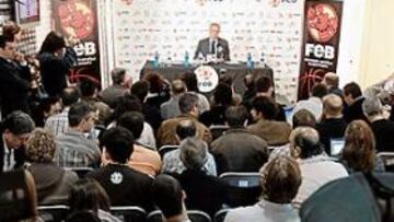 <b>GRAN EXPECTACIÓN. </b>José Luis Sáez, presidente de la Federación Española, ofreció una rueda de prensa para justificar el despido del seleccionador, Pepu Hernández.