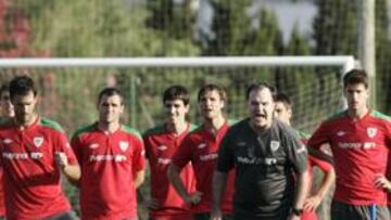 <b>EN LA CONCENTRACIÓN DE OLIVA. </b>Marcelo Bielsa se dirige a sus jugadores durante el entrenamiento.