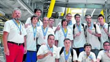 <b>BRONCE. </b>La Selección, a su llegada al aeropuerto de Barajas.