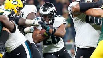 AMDEP6230. SAN PAULO (BRASIL), 06/09/2024.- Saquoun Barkley de Eagles avanza con el balón este viernes, en un partido de la NFL entre Green Bay Packers y Philadelphia Eagles en el estadio Neo Química Arena en São Paulo. EFE/ Sebastiao Moreira