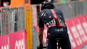 Geraint Thomas llega a meta con numerosas abrasiones tras una caída en la tercera etapa del Giro de Italia con final en el Etna.