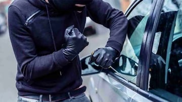Ladrón de coches robando