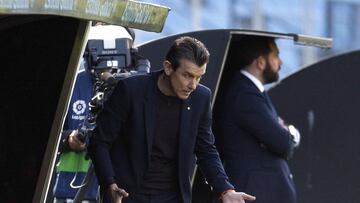 El entrenador del Celta, Juan Carlos Unzué, durante el partido ante el Atletico correspondiente a la novena jornada de LaLiga Santander disputado en Balaídos.