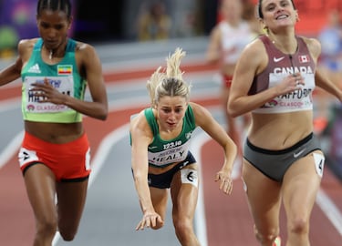 No será un día de grato recuerdo el de ayer para Sarah Healy. La irlandesa finalizó su participación en los Mundiales de atletismo bajo techo de Glasgow (Escocia) con un mal trago. Cuando se acercaba a la meta en la prueba de 1.500 sufrió una aparatosa caída y aterrizó con la cara en el tartán. Por suerte no sufrió grandes daños.