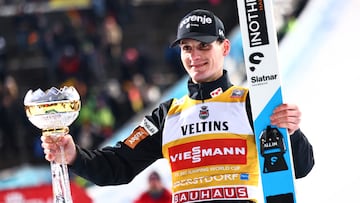 OBERSTDORF (Germany), 29/12/2025.- Winner Domen Prevc of Slovenia celebrates on the podium at the Men's Large Hill HS137 competition at the 74th Four Hills ski jumping tournament, in Oberstdorf, Germany, 29 December 2025. (Alemania, Eslovenia) EFE/EPA/ANNA SZILAGYI