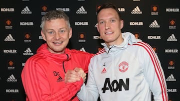 Phil Jones, junto a Soskjaer durante la renovación.