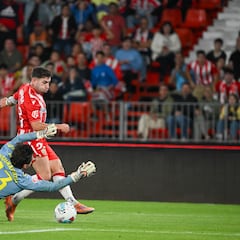 El Almería arrolla al principio, sestea al final y mete en un problema al Eibar