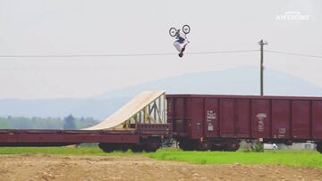 BMX en un tren en marcha - People are awesome