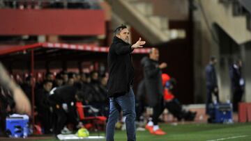 El entrenador argentino Eduardo Coudet da indicaciones durante el partido entre el Mallorca y el Celta.