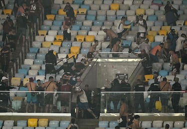 Policías brasileños se enfrentan con hinchas del Club Atlético Lanús durante el partido de vuelta de los cuartos de final de la Copa Sudamericana frente al Fluminense Football Club en el Estadio Maracaná de Río de Janeiro.