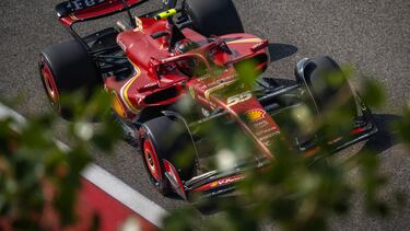 Carlos Sainz, con su Ferrari, durante los test oficiales de Fórmula 1 en Bahrein.