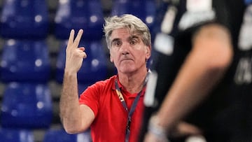 Carlos Ortega señala dos, como si anticipase los dos triunfos que necesita el fin de semana.