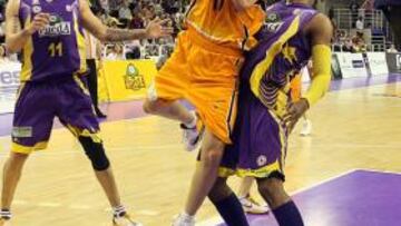 Burton entra ante Slaughter.