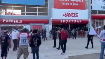 Afición del Necaxa se enfrenta a la del Atlas previo al partido.