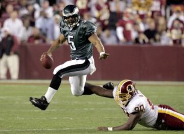 Remont谷monos una d谷cada para empezar nuestro repaso a los jugadores que fueron portada del Madden y su famosa maldici車n. En 2005, el quarterback Donovan McNabb ven赤a de realizar una gran temporada que culmin車 con la clasificaci車n de los Eagles para la XXXIX Super Bowl, en la que perdieron contra los Patriots de Brady. En la temporada 2005, con su imagen ya en la portada del videojuego, McNabb se lesion車 gravamente la rodilla derecha, poniendo punto final a su temporada y empezando un calvario de dos a?os plagados de lesiones y cr赤ticas a su juego.