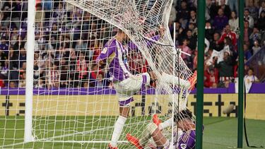 Real Valladolid's Spanish midfielder Joaquin Fernandez (L) reacts after scoring an own goal during the Spanish league football match between Real Valladolid FC and Club Atletico de Madrid at the Jose Zorilla stadium in Valladolid on April 30, 2023. (Photo by CESAR MANSO / AFP)