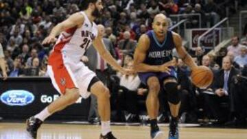 Greivis Vasquez defiende a Gerald Henderson.