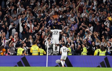4-4. Antonio Rüdiger celebra el cuarto tanto con los aficionados del Real Madrid.