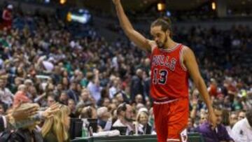 Joakim Noah saluda durante el partido de los playoffs entre los Milwaukee Bucks y los Chicago Bulls. 