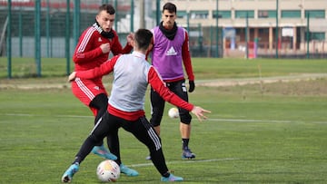 &Iacute;&ntilde;igo Vicente trata de superar a Garc&iacute;a de Alb&eacute;niz en un entrenamiento.