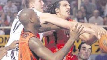 <b>BATALLA BAJO LOS AROS. </b>El Madrid cogió más rebotes, pero la contienda la ganó el Fuenla. Hervelle empujó a Guardia y fue descalificado.