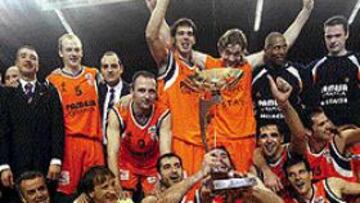 <b>CAMPEONES.</B> La plantilla del Pamesa posa con el trofeo de la Copa ULEB, el segundo título en la historia de la entidad.