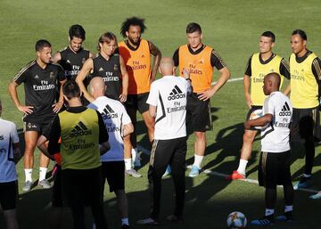 El entrenador francés da una charla al grupo