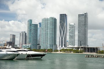 El edificio es considerado uno de los más caros del mundo, y es que su fecha de finalización se produjo en las últimas semanas. El vidrio cobra especial protagonismo en sus fachadas y sus piezas llegaron de Dubai. Su principal objetivo es dotar a sus inquilinos de las mejores vistas de la ciudad, algo que consigue tan solo con contemplarlo.