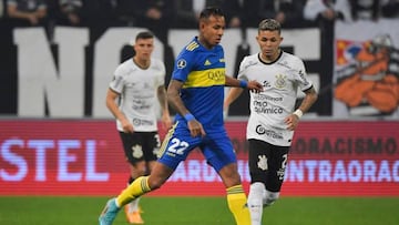 Argentina's Boca Juniors Colombian Sebastian Villa (L) and Brazil's Corinthians Adson vie for the ball during their Copa Libertadores football tournament round of sixteen first leg match, at the Corinthians Arena in Sao Paulo, Brazil, on June 28, 2022. (Photo by NELSON ALMEIDA / AFP) (Photo by NELSON ALMEIDA/AFP via Getty Images)