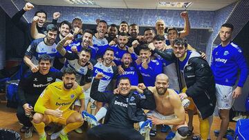 Celebración del Alavés en el vestuario antes de encarar un partido crucial ante el Villarreal.